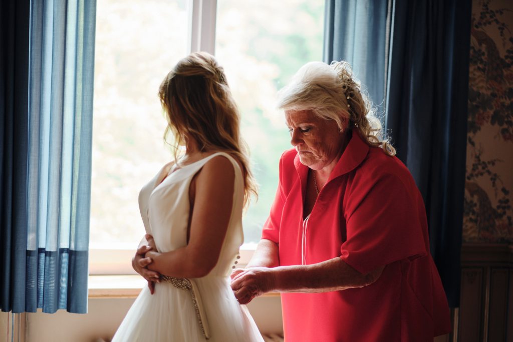 Brautkleid anziehen Braut